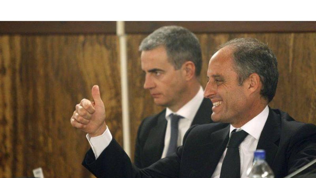 El expresident de la Generalitat, Francisco Camps, y el exsecretario general del Partido Popular de la Comunidad Valenciana, Ricardo Costa, reaccionan durante la lectura del veredicto de la denominada causa de los trajes del caso Gürtel, el pasado mes de