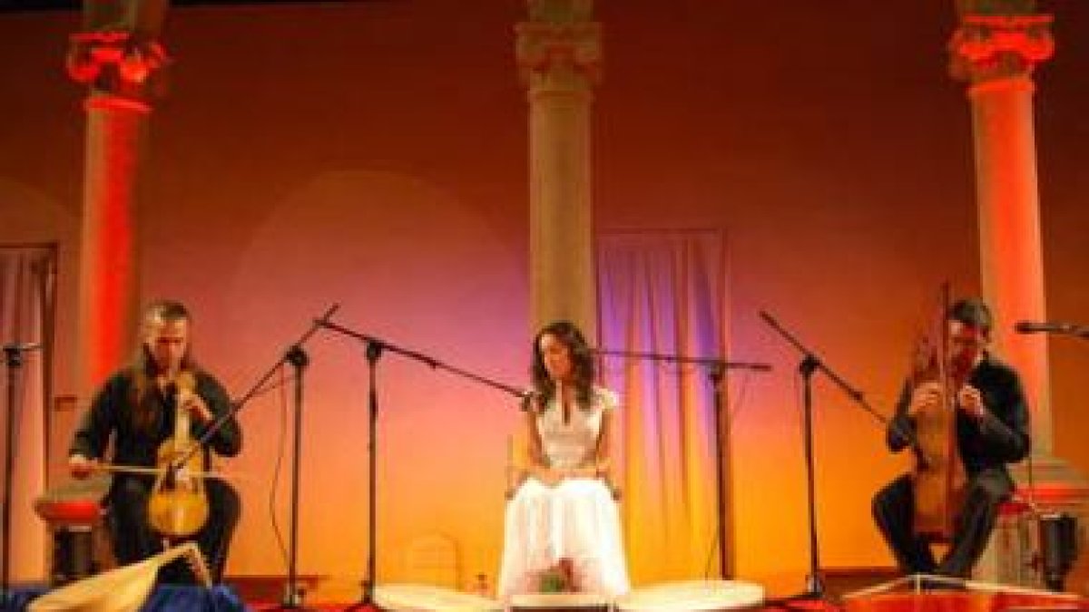 Tres de los cuatro componentes del grupo sevillano Aquitania, durante un recital en Toledo.