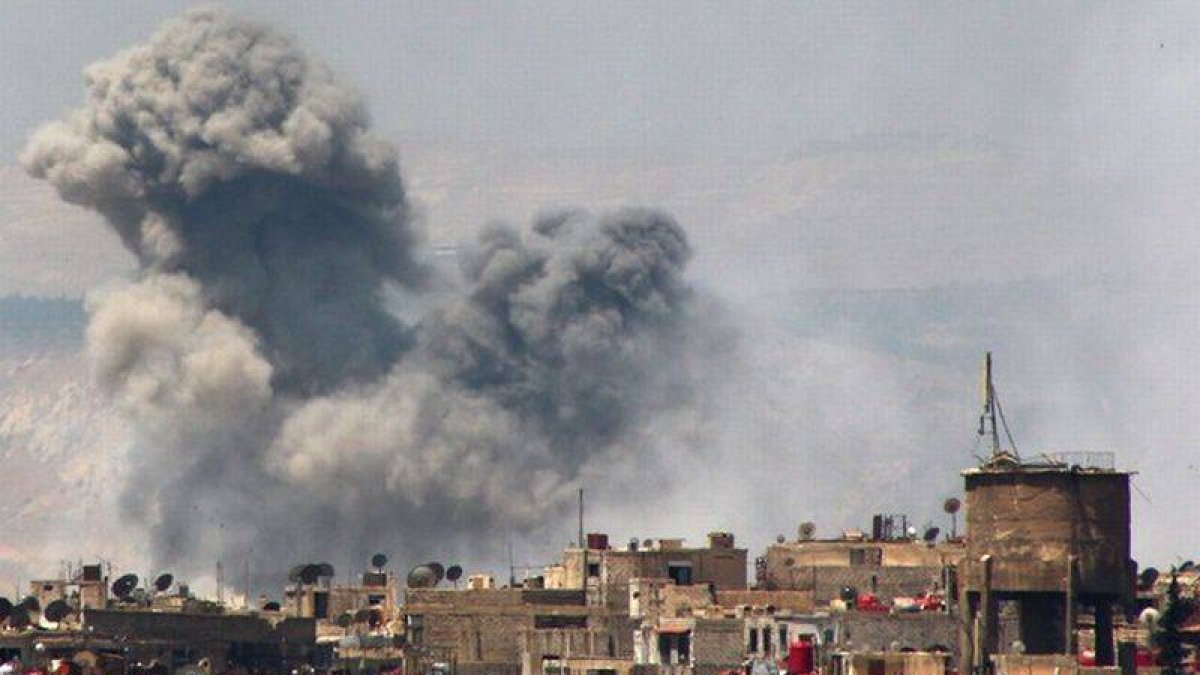 Imagen de humo en Damasco por los combates entre el régimen y los opositores en el suburbio de Ghouta.