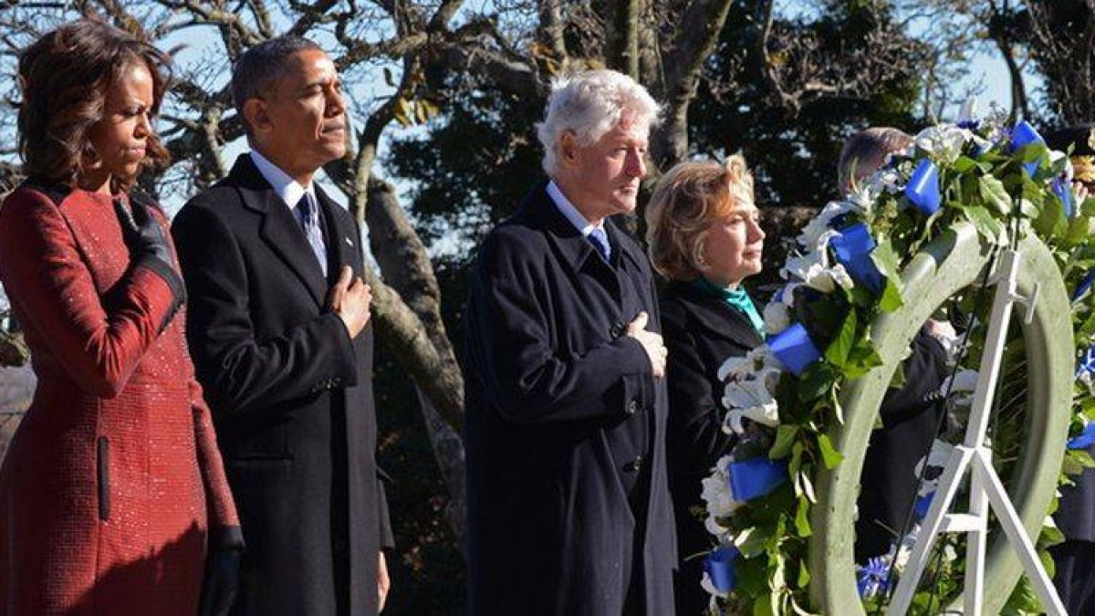 Barack Obama y su mujer, Michelle, junto al matrimonio Clinton, ante la tumba de JFK, el miércoles en el cementerio de Arlington.
