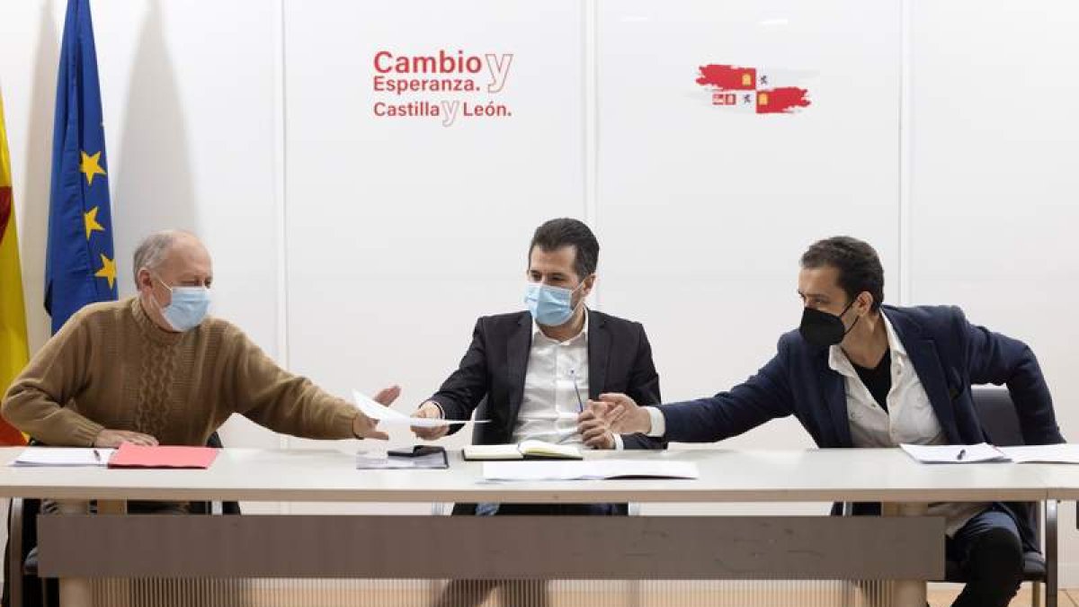 Luis Tudanca y los secretarios generales de UGT y CCOO, Faustino Temprano y Vicente Andrés. J.C. CASTILLO