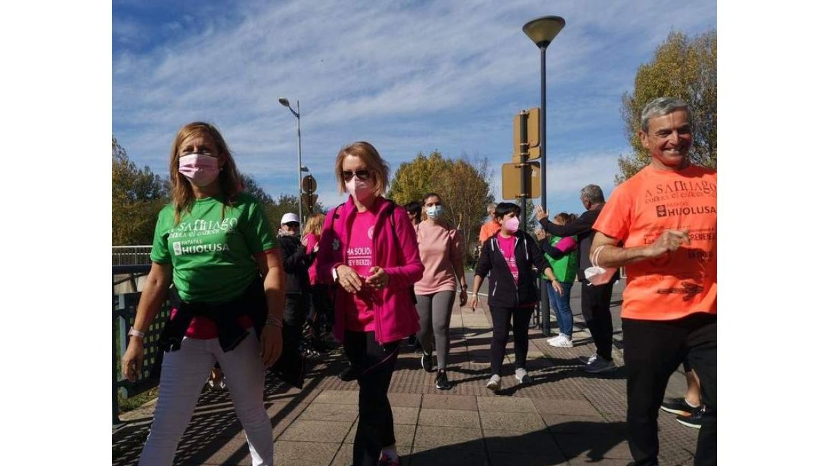 Un grupo de andarines llega a León. DL
