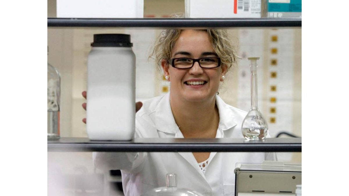 Cristina Saro Higuera en el laboratorio de Veterinaria en el que trabaja.