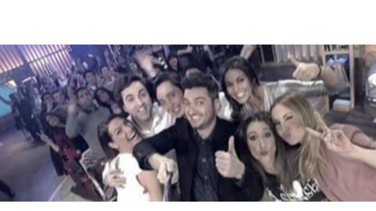El 'selfie' del 'pequeño Nicolás' con el equipo de 'Todo va bien'.