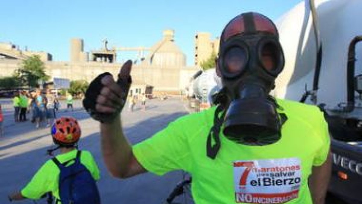 Uno de los corredores en las maratones-protesta de Basurco, optimista ante la cementera de Cosmos