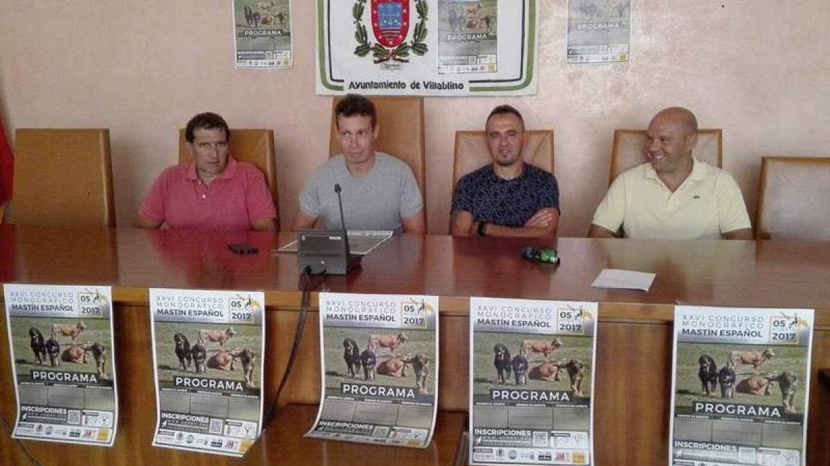 El alcalde, Mario Rivas, junto con criadores de mastines de Laciana en la presentación. ARAUJO