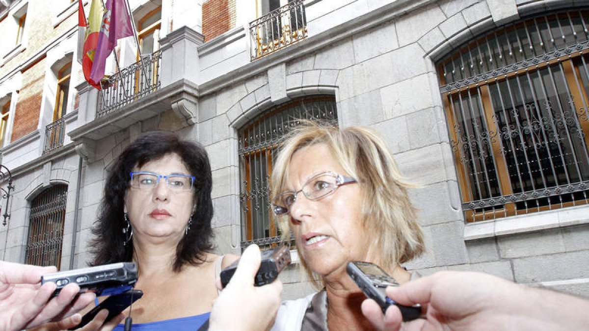 La procuradora socialista Teresa Gutiérrez y la secretaria de Sanidad del PSL, ayer.