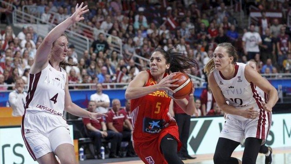 Cristina Ouviña encara a Paula Strautmane en el Letonia-España.