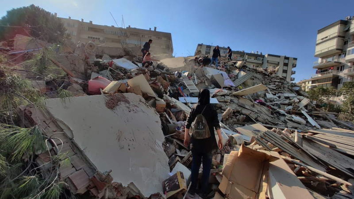 Imagen de uno de los edificios que colapsó en Esmirna. MEHMET EMIN MENGUARSLAN