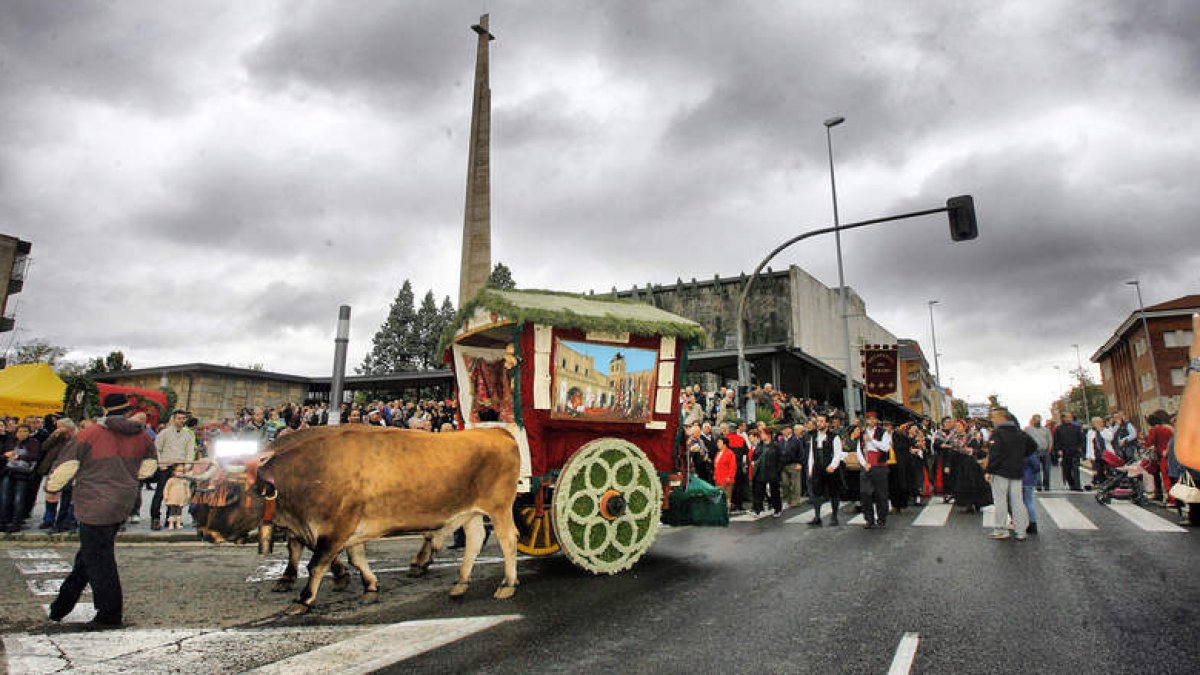 Loa carros engalanados llegados desde diversos puntos de la provincia pasan delante de la Basílica de La Virgen del Camino, pilar religioso de la romería. BRUNO MORENO