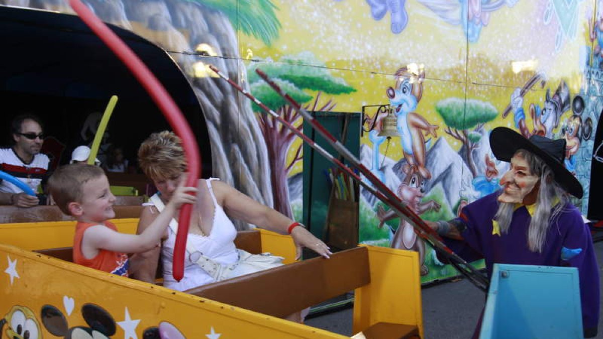 Un niño disfruta de las atracciones que copan la explanada de Clarés.