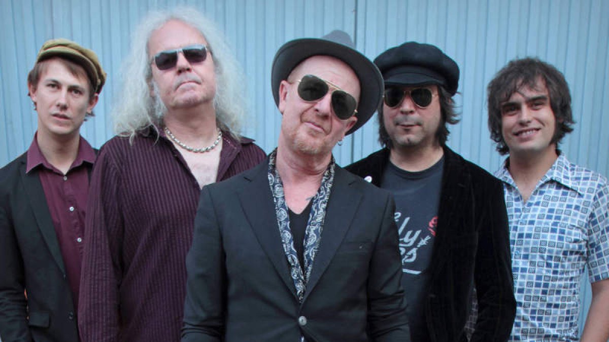 Dogo, en el centro, y Jorge Coldan (primero por la derecha) serán los protagonistas de hoy en Híbridos con ‘Tiempo Vs Espejo’. DL