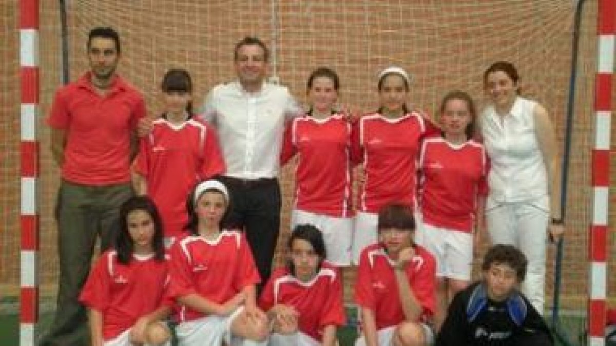 Nicanor Sen, con el equipo infantil de Cistierna, recientes campeonas de Castilla y León.
