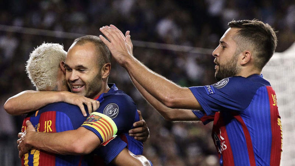 Iniesta lleva seis semanas fuera de los terrenos de juego. ALBERTO ESTÉVEZ