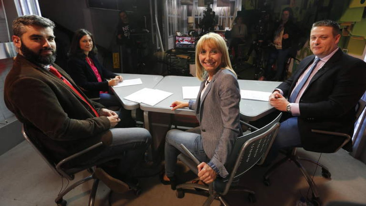 Roberto Núñez, Maria Eugenia Gancedo y a los extremos Pilar Infiesta y Germán Gavela durante la tertulia.
