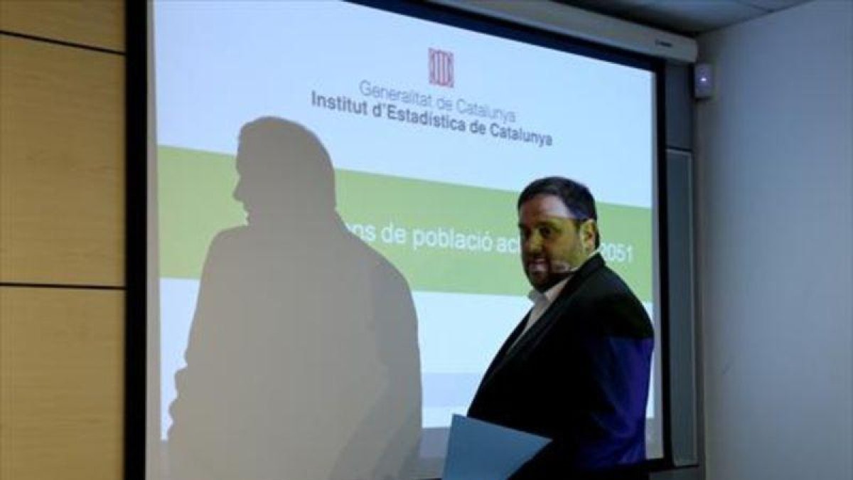 Oriol Junqueras, durante un acto en la Conselleria dEconomia antes de su cese y encarcelamiento