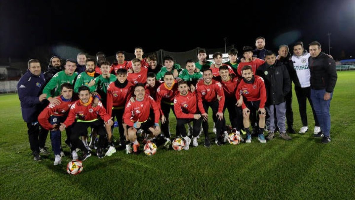 Plantilla, cuerpo técnico y directivos posan en La Eragudina sobre un césped en el que este miércoles el club maragato buscará firmar una gesta frente al Sevilla y con el apoyo de su afición en las gradas. FERNANDO OTERO