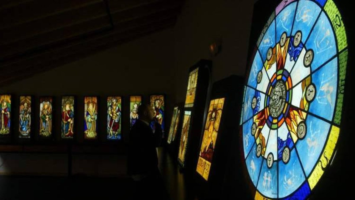 La Escuela de Arte de León es el centro de referencia en vidriera artística, pero su labor docente se ve empañada por los conflictos internos.