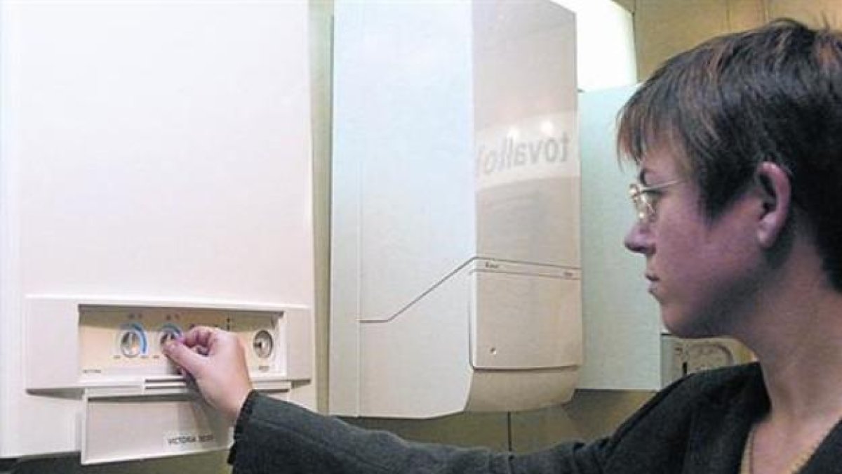 Una clienta prueba un aparato de calefacción con gas natural.