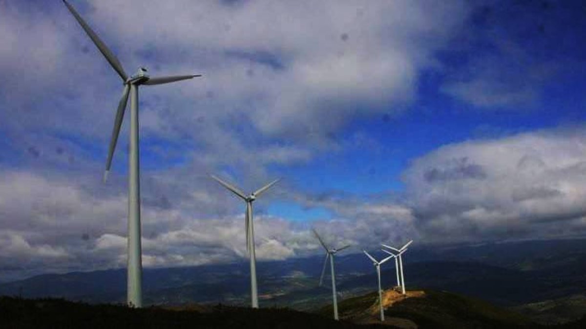 Molinos de viento en las estribaciones del puerto de Manzanal, no lejos de la localidad de Santa Marina de Torre.