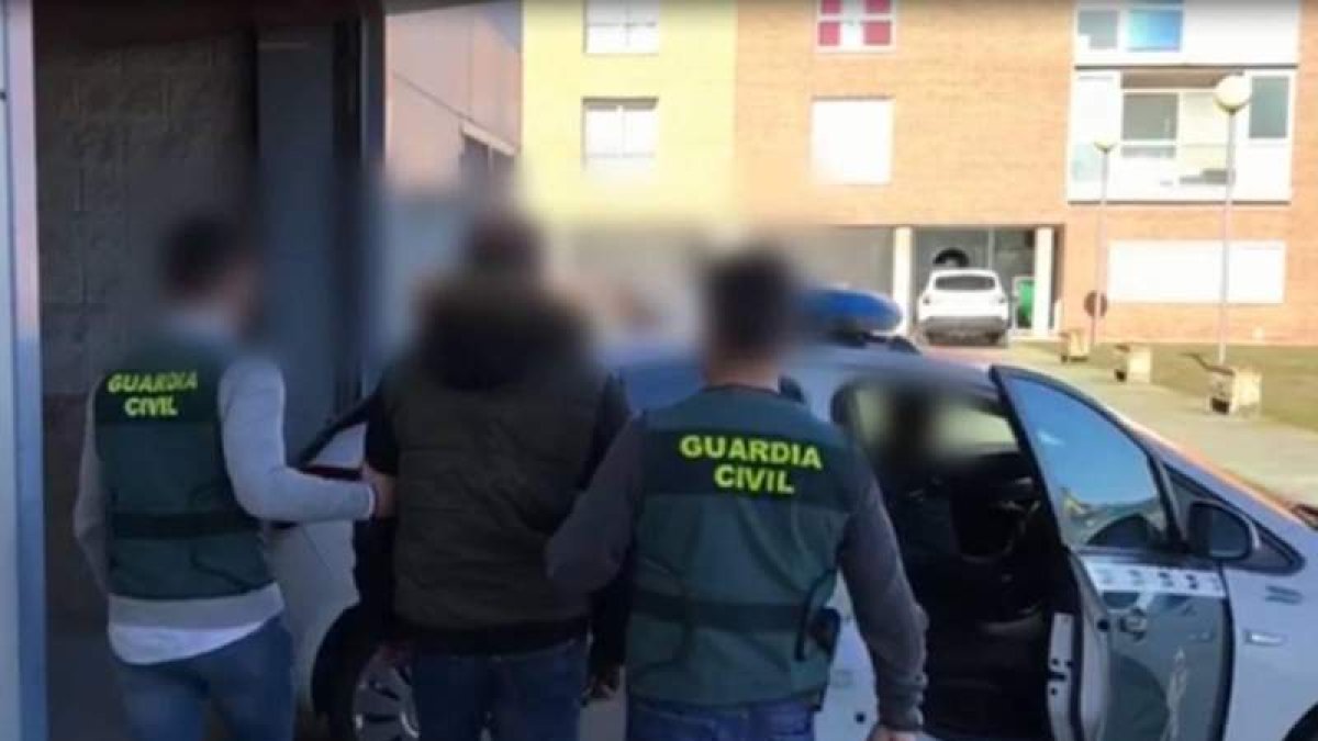 Imagen facilitada por la Guardia Civil con el momento de la detención en Bembibre. GUARDIA CIVIL