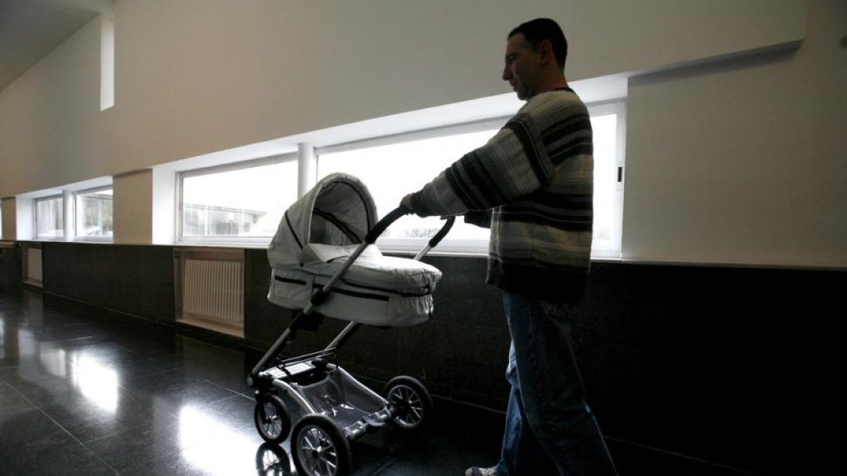 Un padre durante su permiso de paternidad.