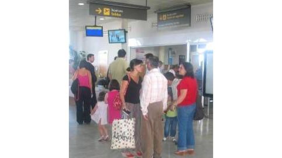 Pasajeros en el aeropuerto de León antes de embarcar