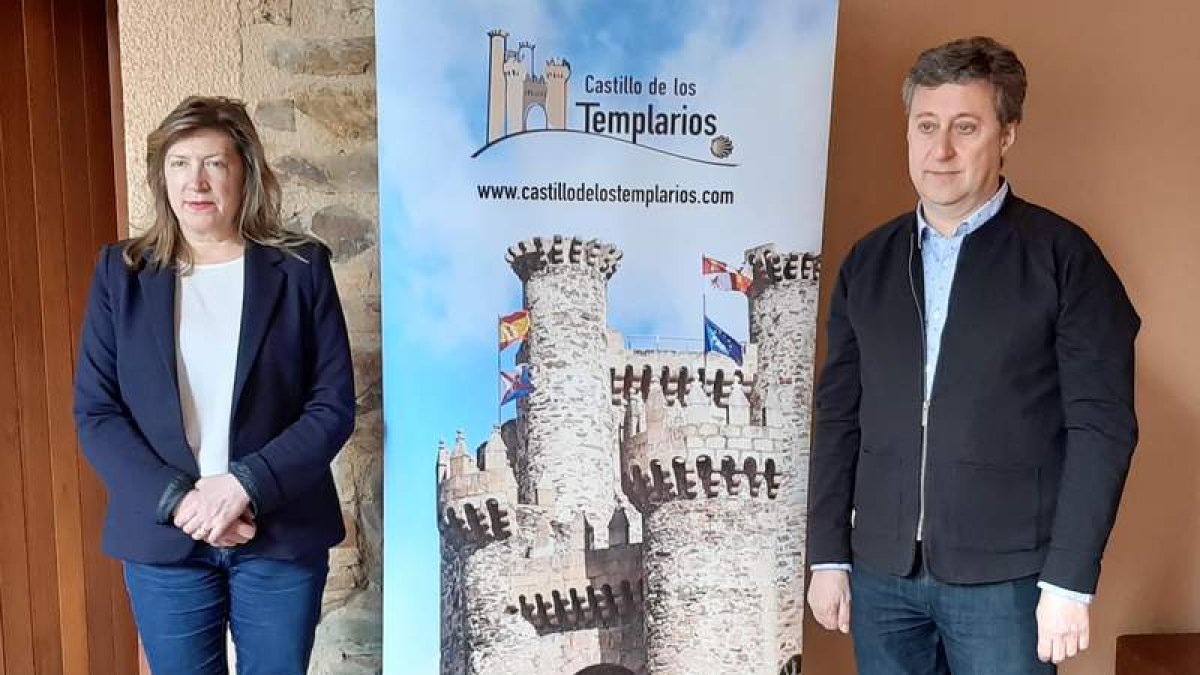 María Antonia Gancedo y José Antonio Fernández, con la imagen del logotipo. DL