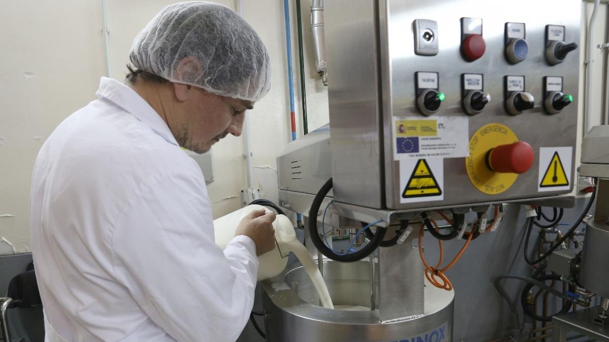 Planta piloto del centro tecnológico donde se realizan procesos para mejorar los productos lácteos