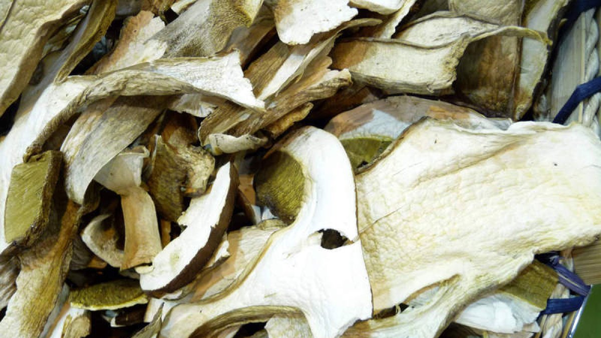 1.— El glutamato es un aminoácido muy común en todas las proteínas animales y vegetales2.— Una de las mejores formas de experimentar el umami es probando lonchas muy finas de jamón Ibérico de unos dos años de curación. 3.— Los quesos son