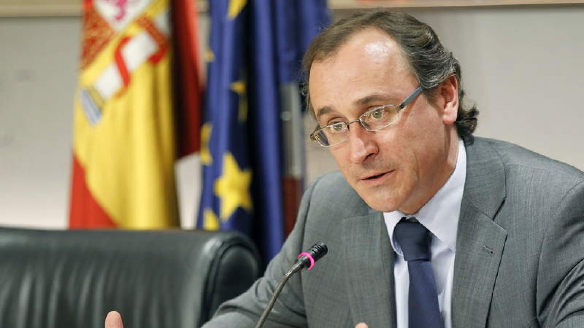 El portavoz parlamentario del PP, Alfonso Alonso, ayer en rueda de prensa.