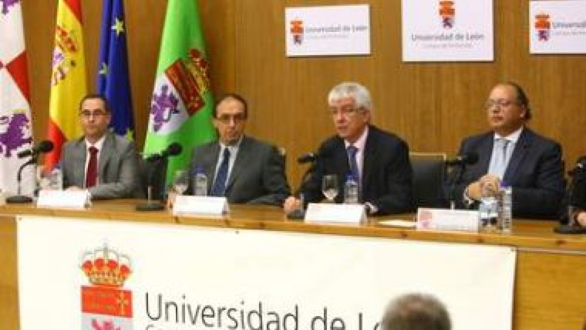 José Ángel Hermida, segundo por la derecha, con representantes de la Junta y de la ULE.