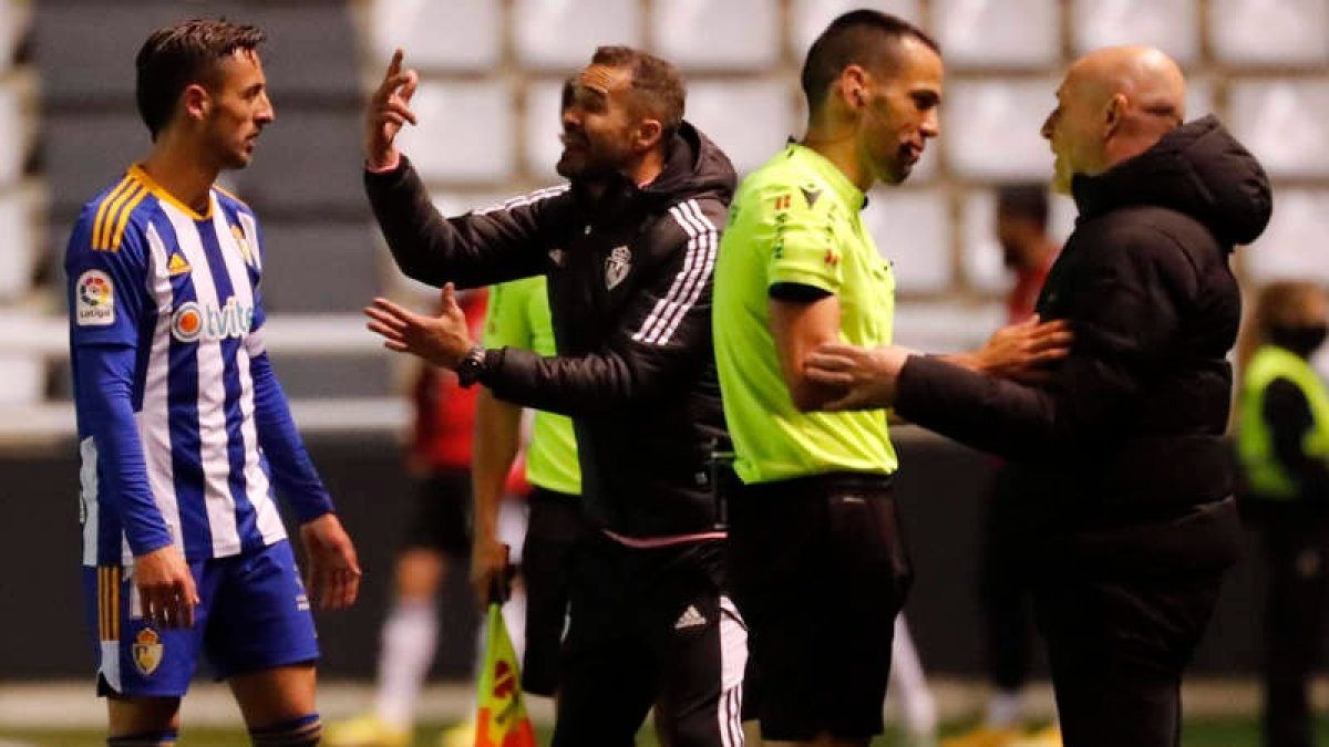 Raúl Martín González Francés, árbitro del partido Burgos CF-Deportiva del pasado sábado. L. DE LA MATA.
