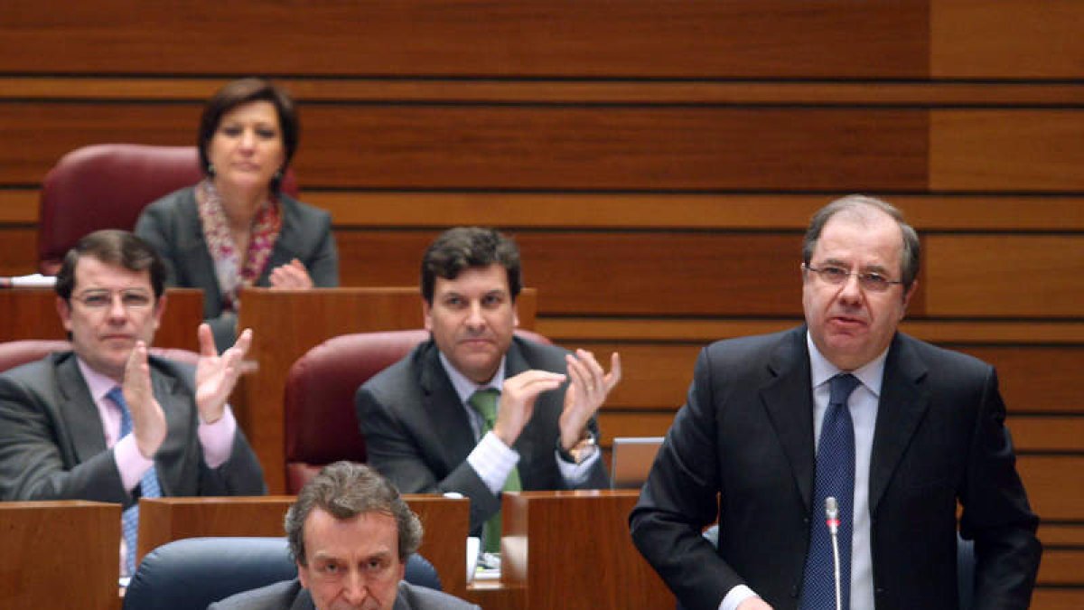 Juan Vicente Herrera contesta a Óscar López en el pleno de ayer.