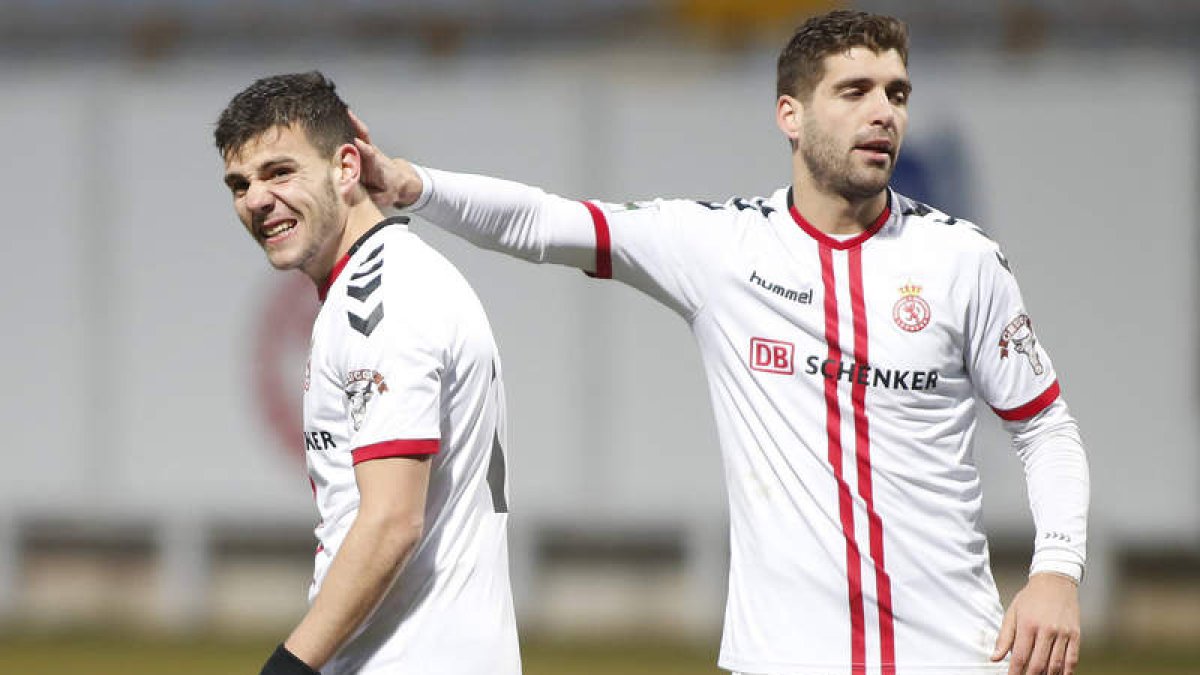 Álex Gallar, a la izquierda, junto a Iván González en un momento del partido entre la Cultural y el Izarra. JESÚS F. SALVADORES
