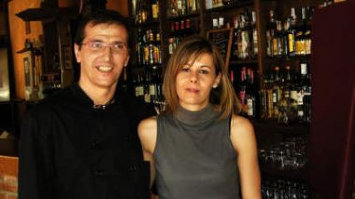 Ismael del Pozo García, el hijo de Pin, y Ruth Sánchez en La Taberna Cazurra.