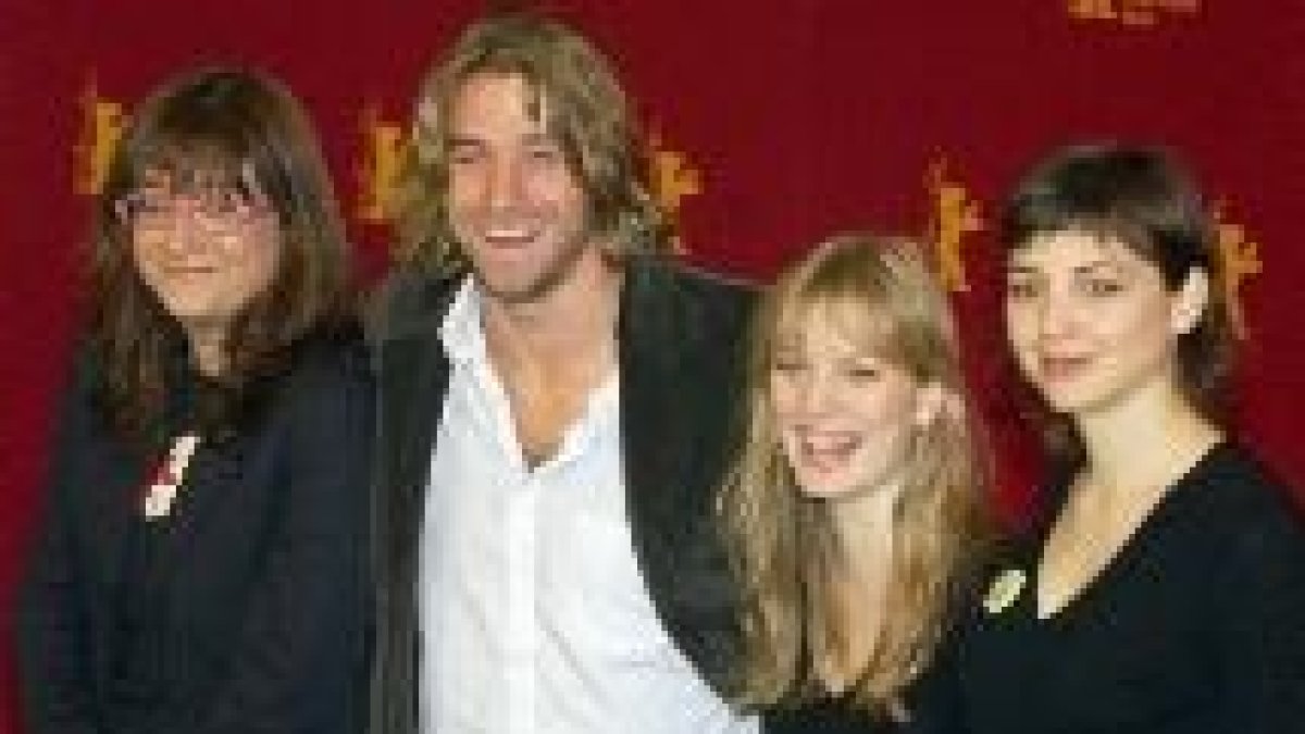 La cineasta Isabel Coixet con los actores Scott Speedmann, Sarah Polley y Leonor Watling