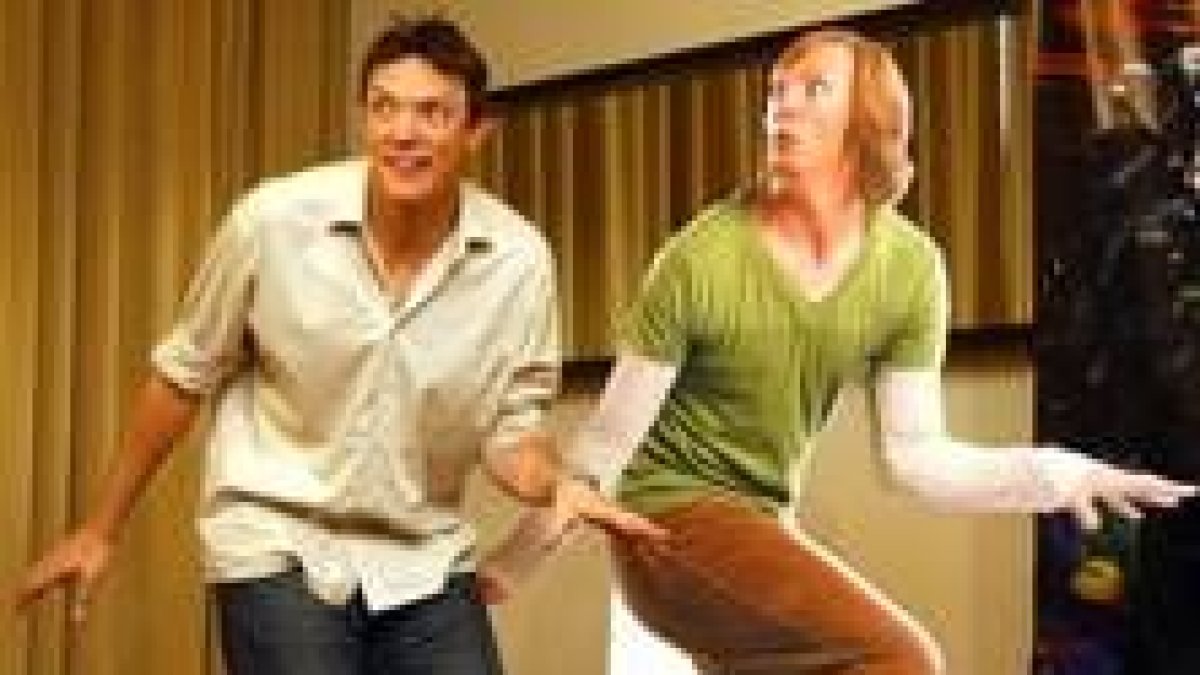 El actor Matthew Lillard junto al cartel promocional de su personaje Shaggy Rogers