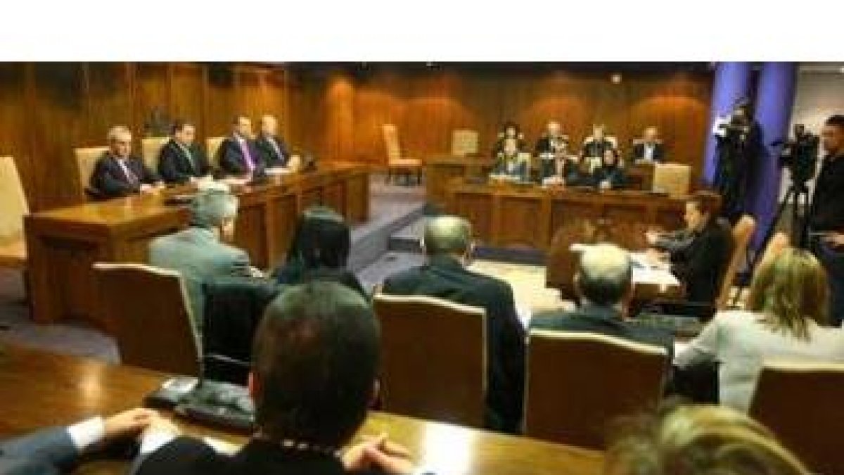 La imagen tomada ayer corresponde a un momento del pleno de la Constitución en Ponferrada.