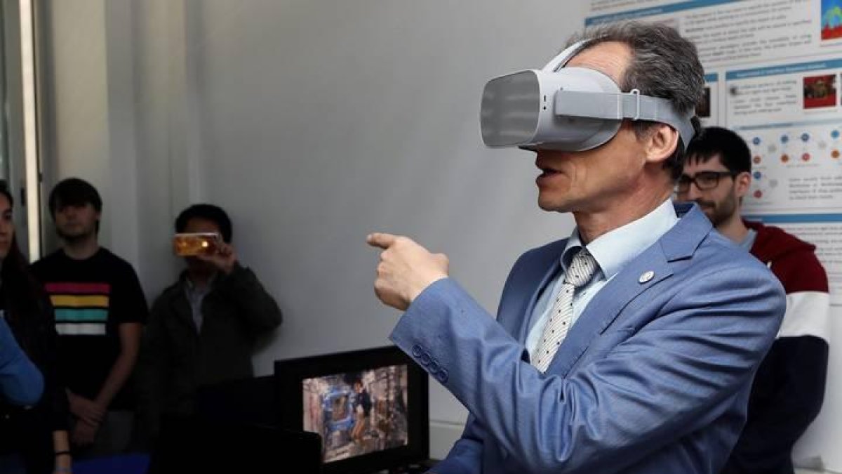 eL MINISTRO DE cIENCIA Y tECNOLOGÍA, pEDRO dUQUE