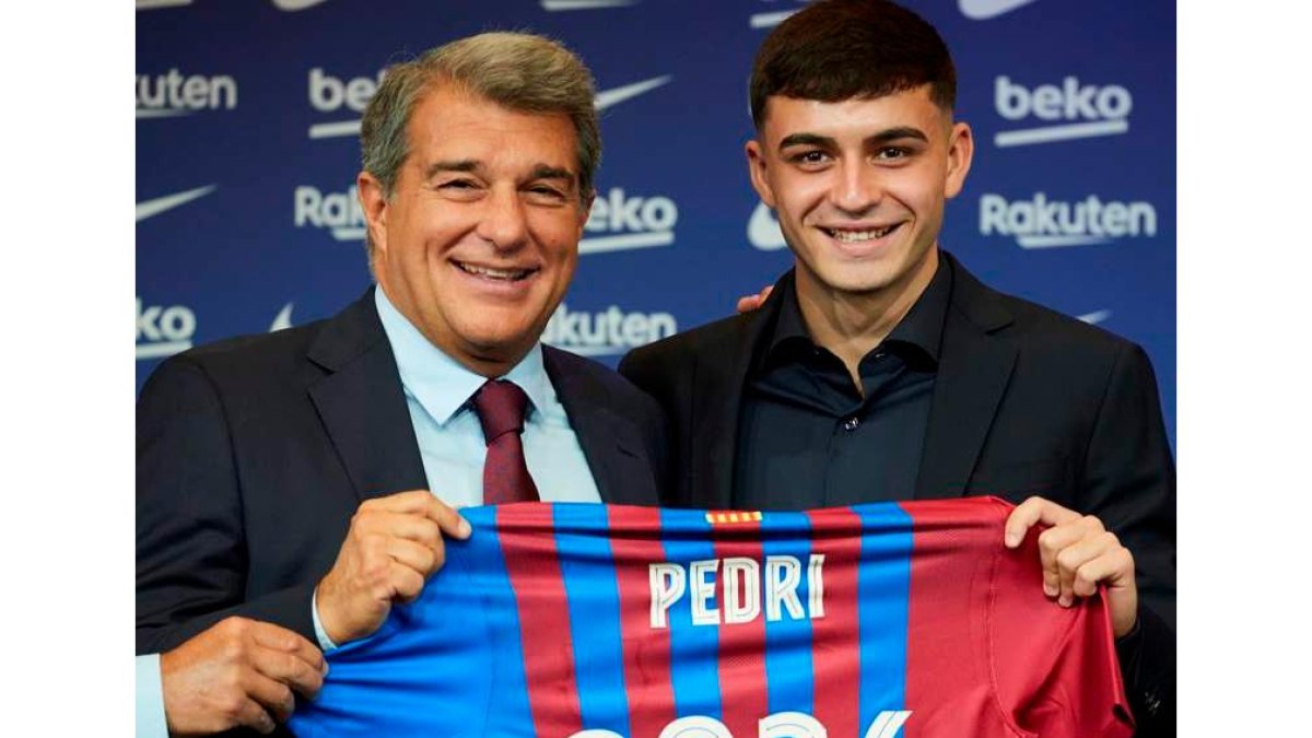 Joan Laporta y Pedri, durante el acto de su renovación. A. GARCÍA