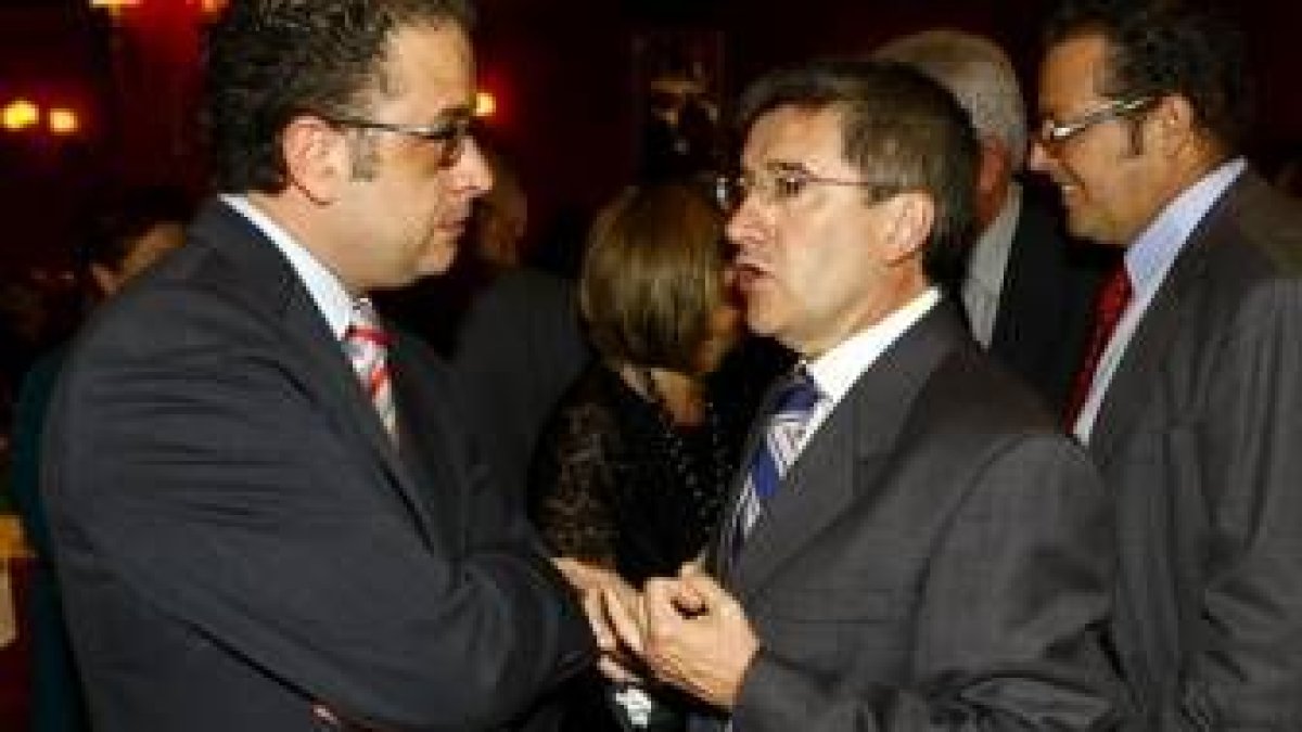 Javier Chamorro, vicealcalde, y Francisco Fernández, en la cena de Carriegos celebrada antes de ayer