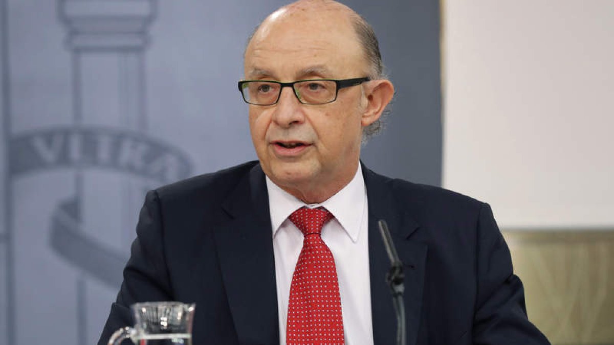El ministro de Hacienda, Montoro, en la rueda de prensa posterior al Consejo de Ministros. ÁNGEL DÍAZ