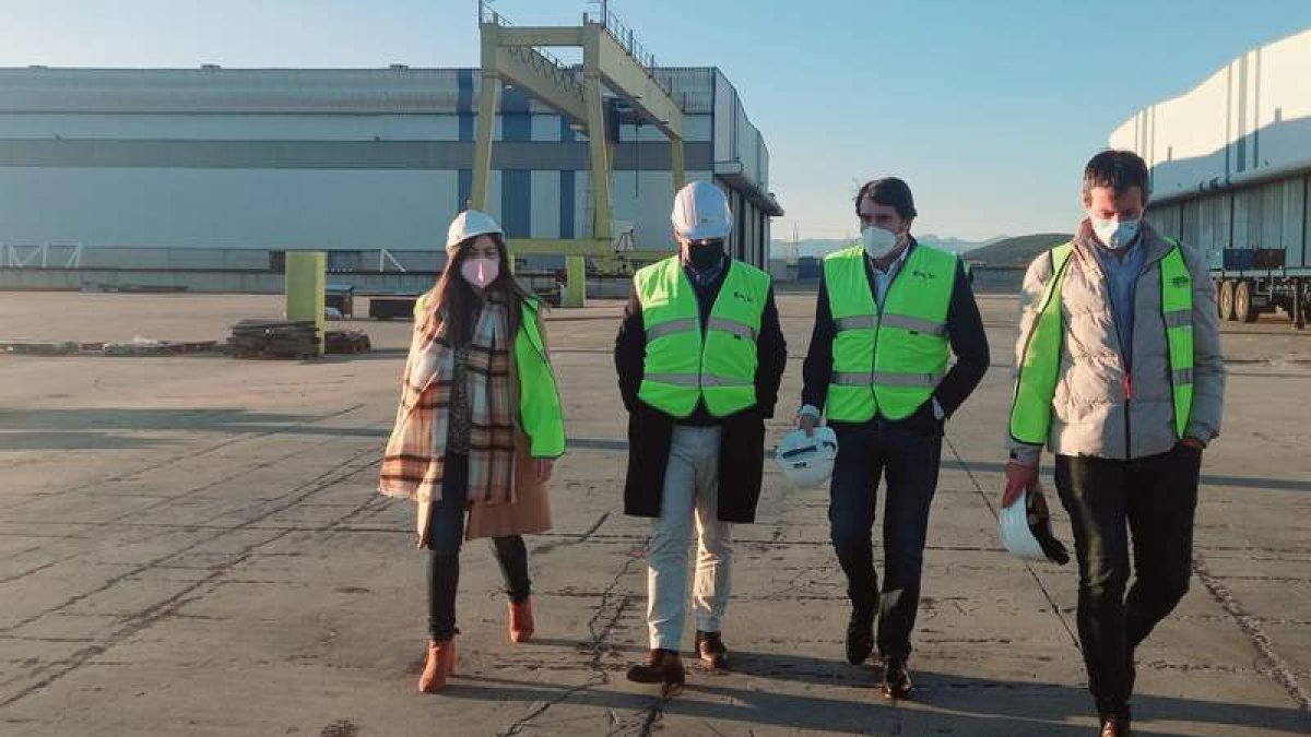 En la fotografía, Beatriz Coelho, un representante de la empresa, Juan Carlos Suárez-Quiñones y Juan José López, en las instalaciones de Emobi-Ibermon en el polígono industrial de La Llanada en Santo Tomás de las Ollas. El consejero recordó que la empresa, con otra sede en el polígono de Bembibre ocupa dependencias de Comonor y aspira a ser el primer fabricante europeo de torres eólicas. DL