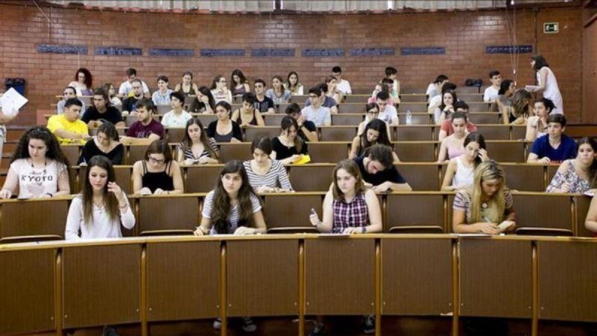 Estudiantes en un examen en la facultad de Biología de la UB.