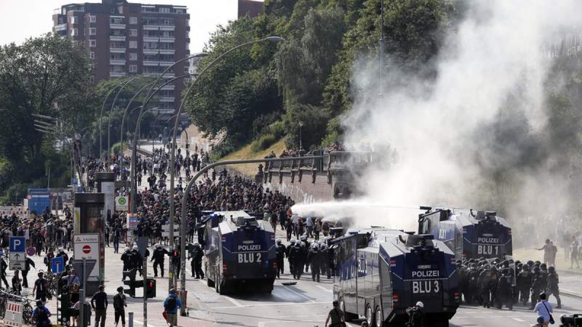 La policía carga contra los manifestantes en Hamburgo. R. WITTEK