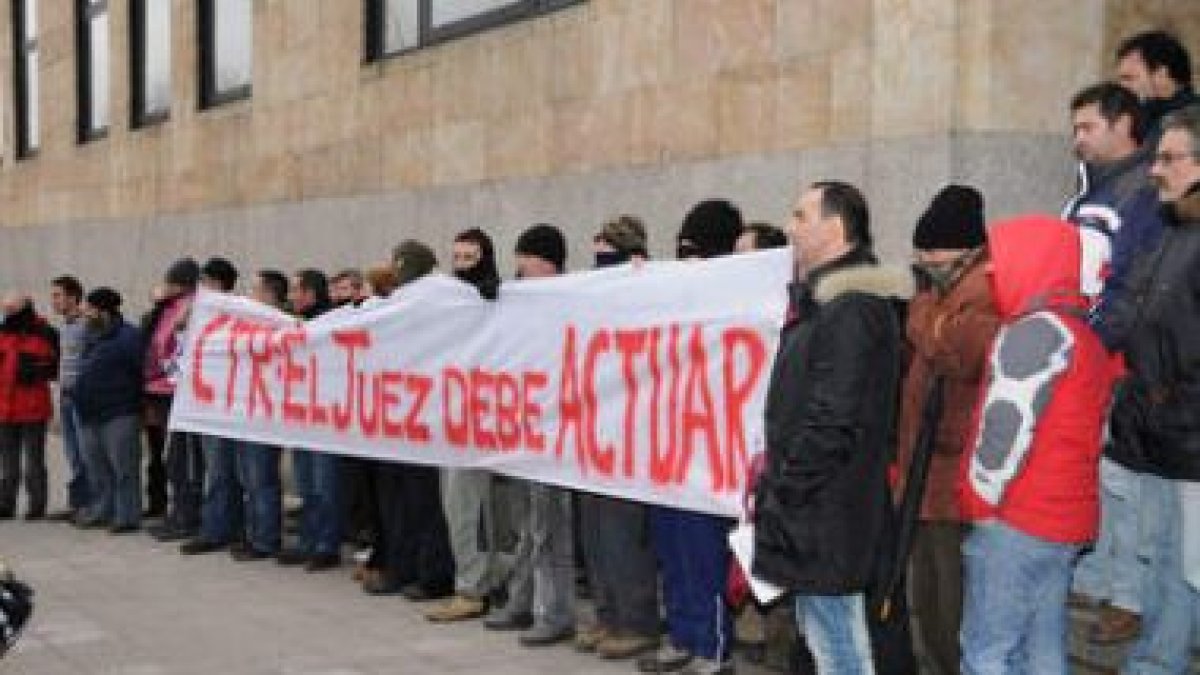 Los trabajadores protagonizaron ayer un acto de protesta a las puertas de los Juzgados.