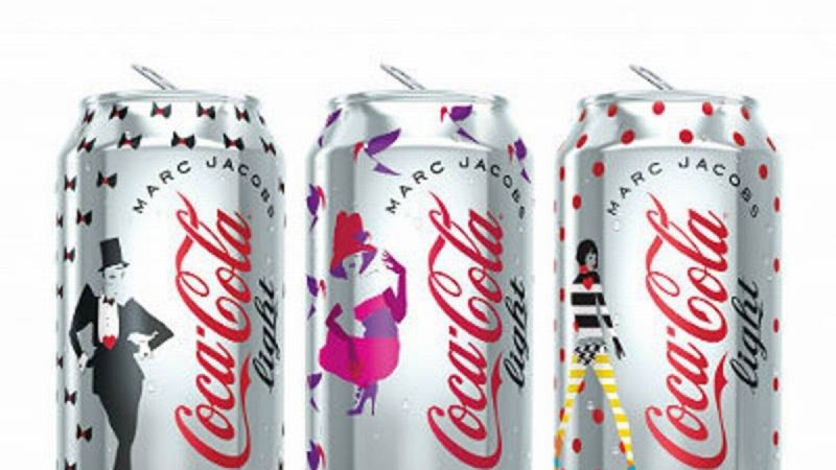 Los tres modelos de la lata de Coca-Cola Ligth diseñados por Marc Jacobs.