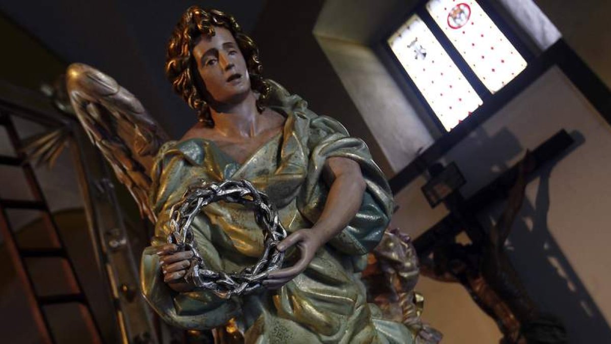 Una de las figuras del paso de ‘Los Atributos’, situada a la entrada de la iglesia de Santa Nonia.