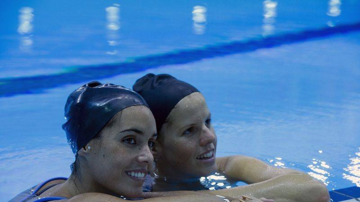 Ona Carbonell y Paula klamburg posan tras los ensayos.